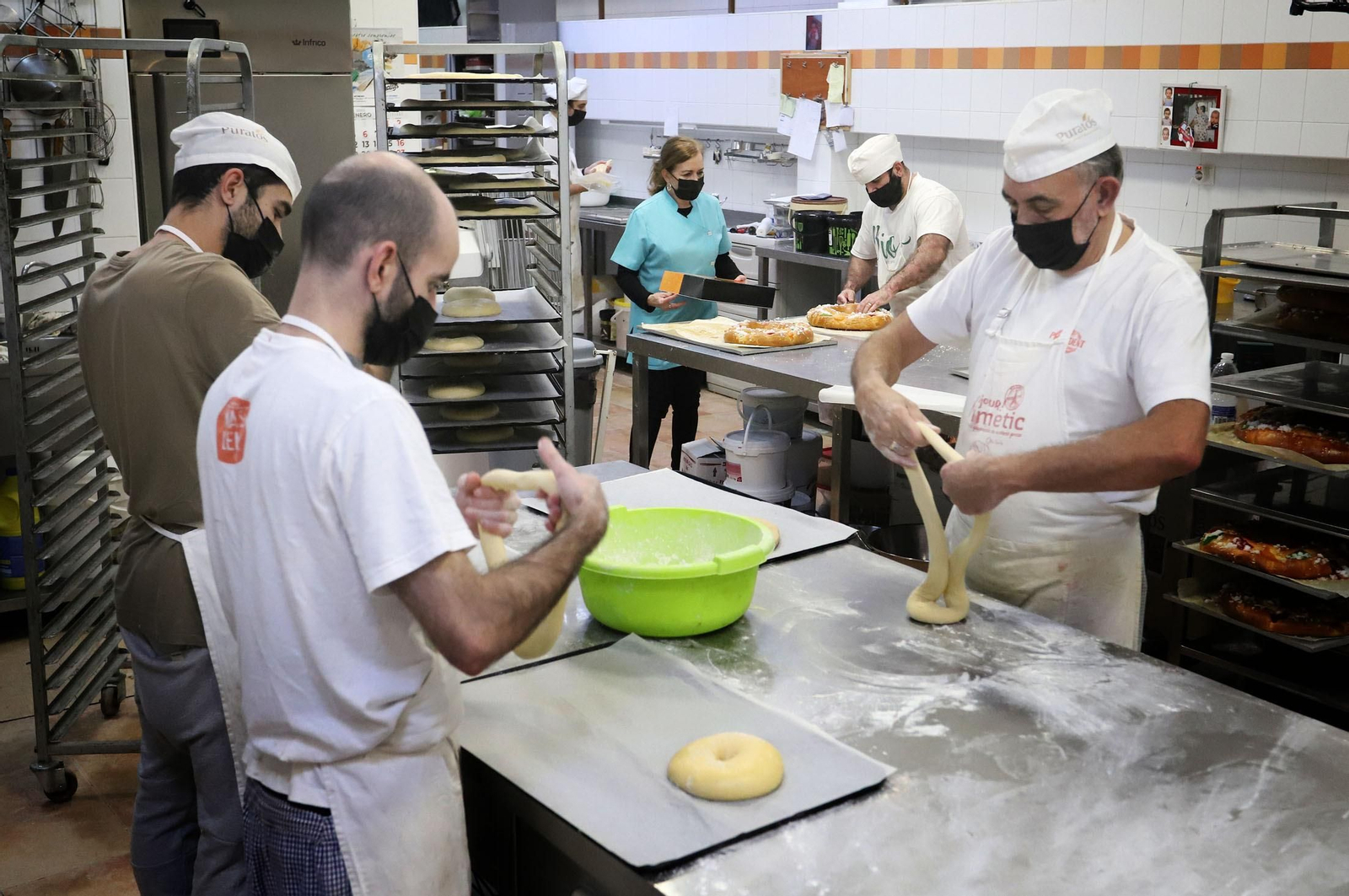 Imágenes de la elaboración del Roscón de Reyes en la Dulcería Nova Ruiz