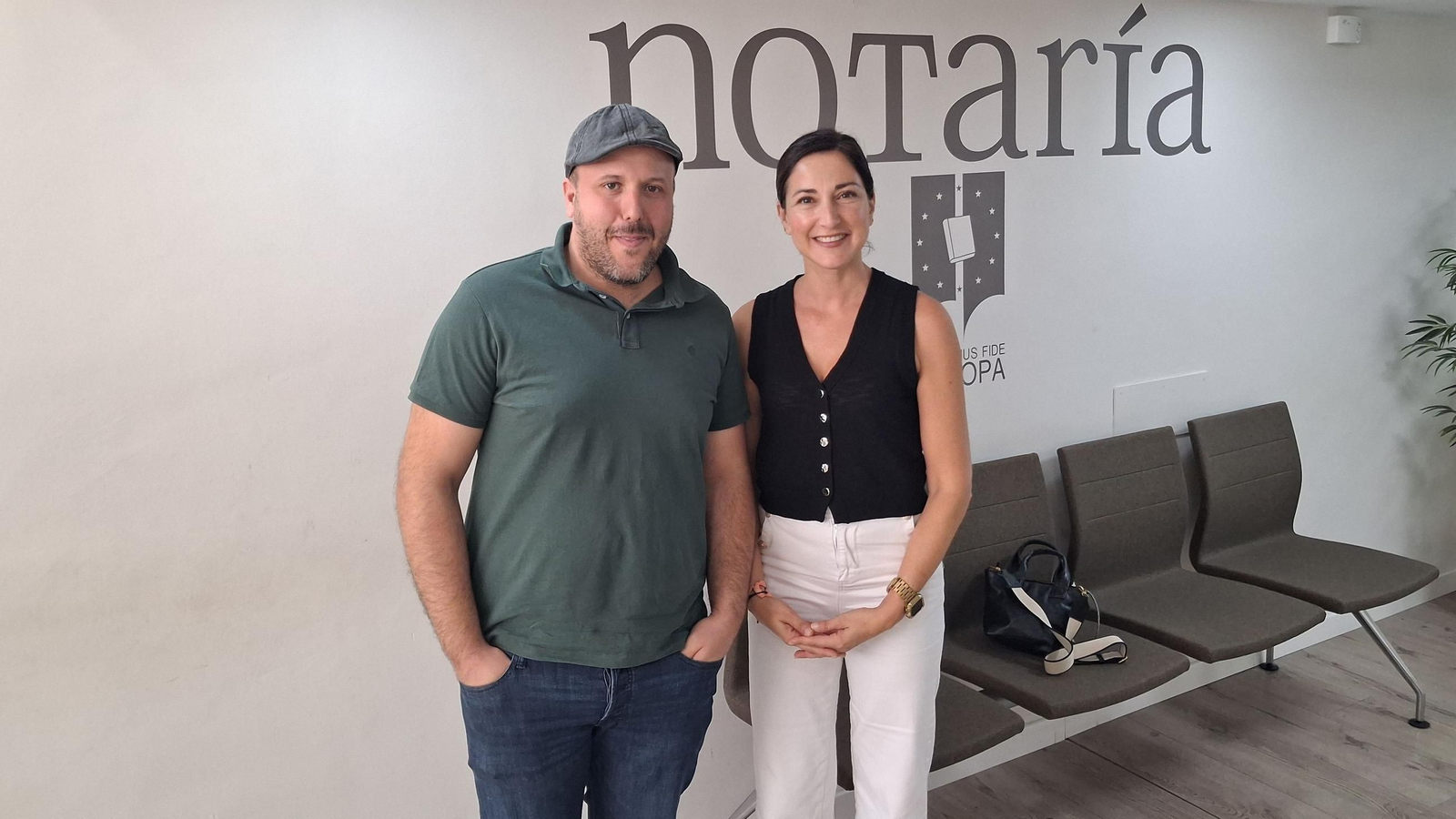 La diputada Ana Lourdes Ramírez junto al nuevo propietario de la vivienda de Abla.