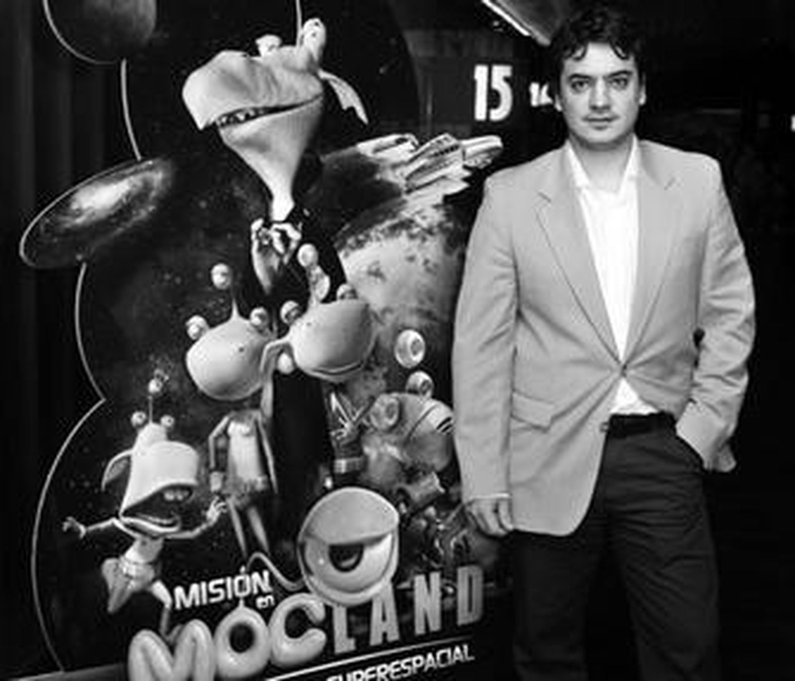 Juan Manuel Suárez, ayer, en los cines de Nervión Plaza, junto al cartel de su película.