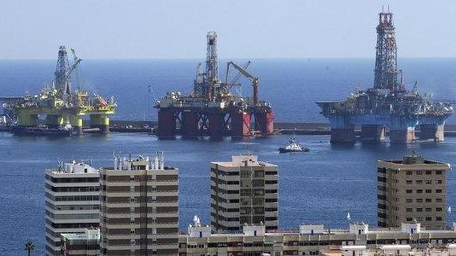 Horizonte canario, con varias plataformas petrolíferas en primer término. Un negocio muy atractivo.