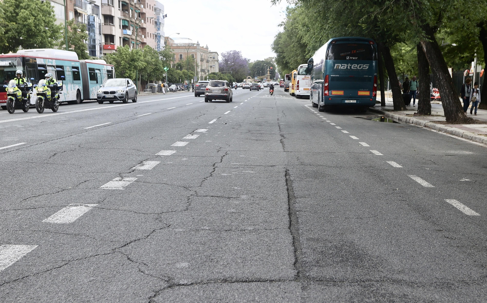 Grietas y baches en las avenidas principales