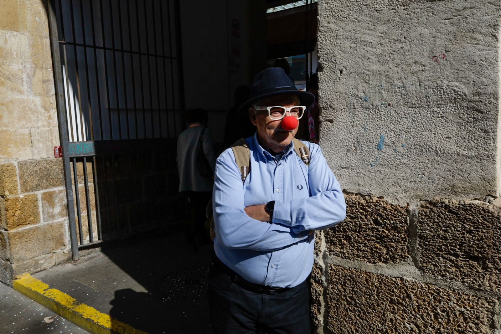 Así vive Cádiz su primer sábado de Carnaval: las imágenes de las batallas de copla y la fiesta en la calle