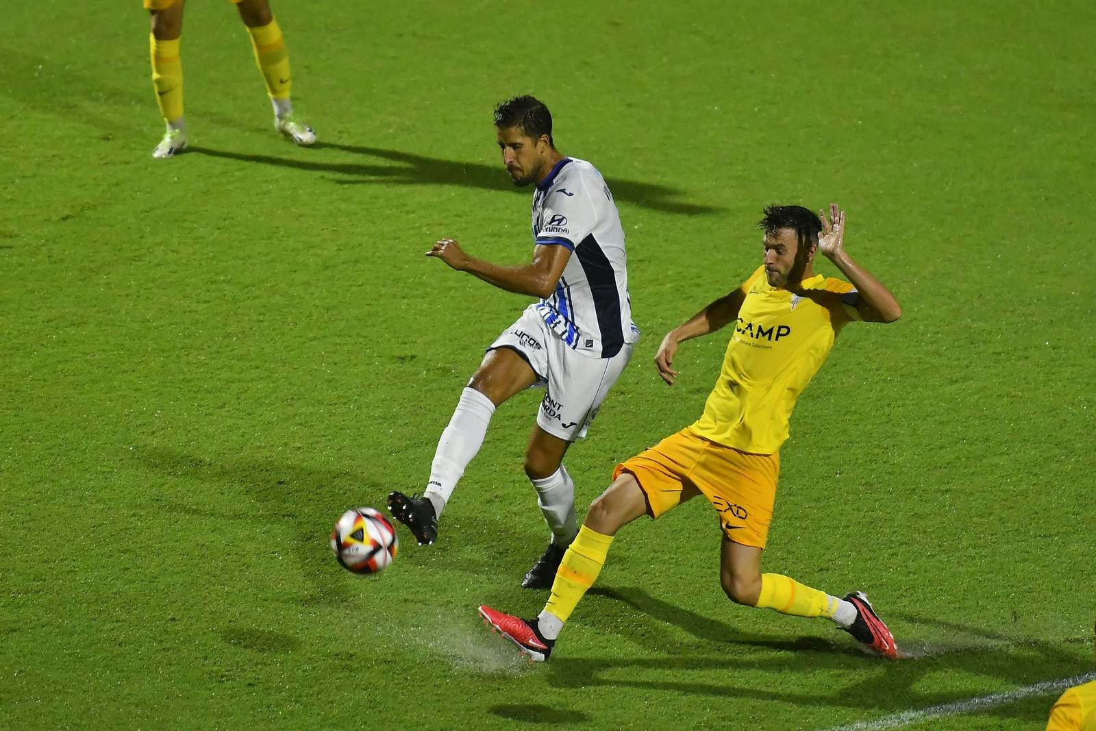 Iván pugna con Villapalos en el duelo ante el Baleares.