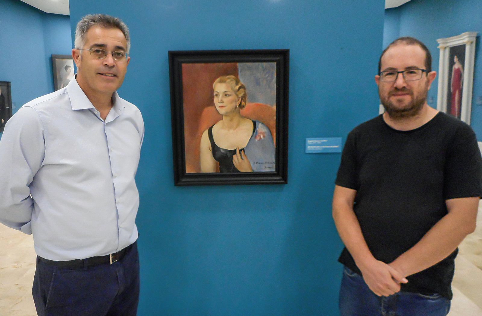 Antonio Martínez Pascual, alcalde de Olula del Río con Andrés García Ibáñez y la nueva obra adquirida.