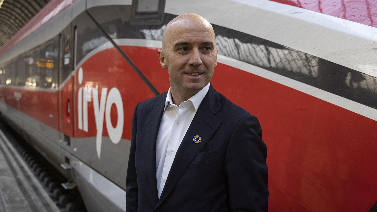 Simone Gorini, junto al tren rojo intenso de IRYO, en Sevilla.