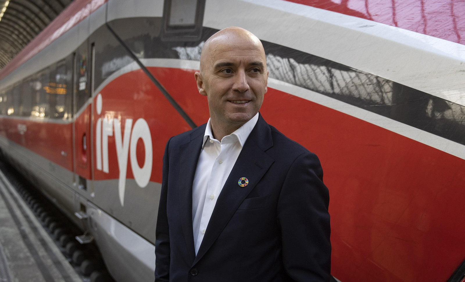 Simone Gorini, junto al tren rojo intenso de IRYO, en Sevilla.