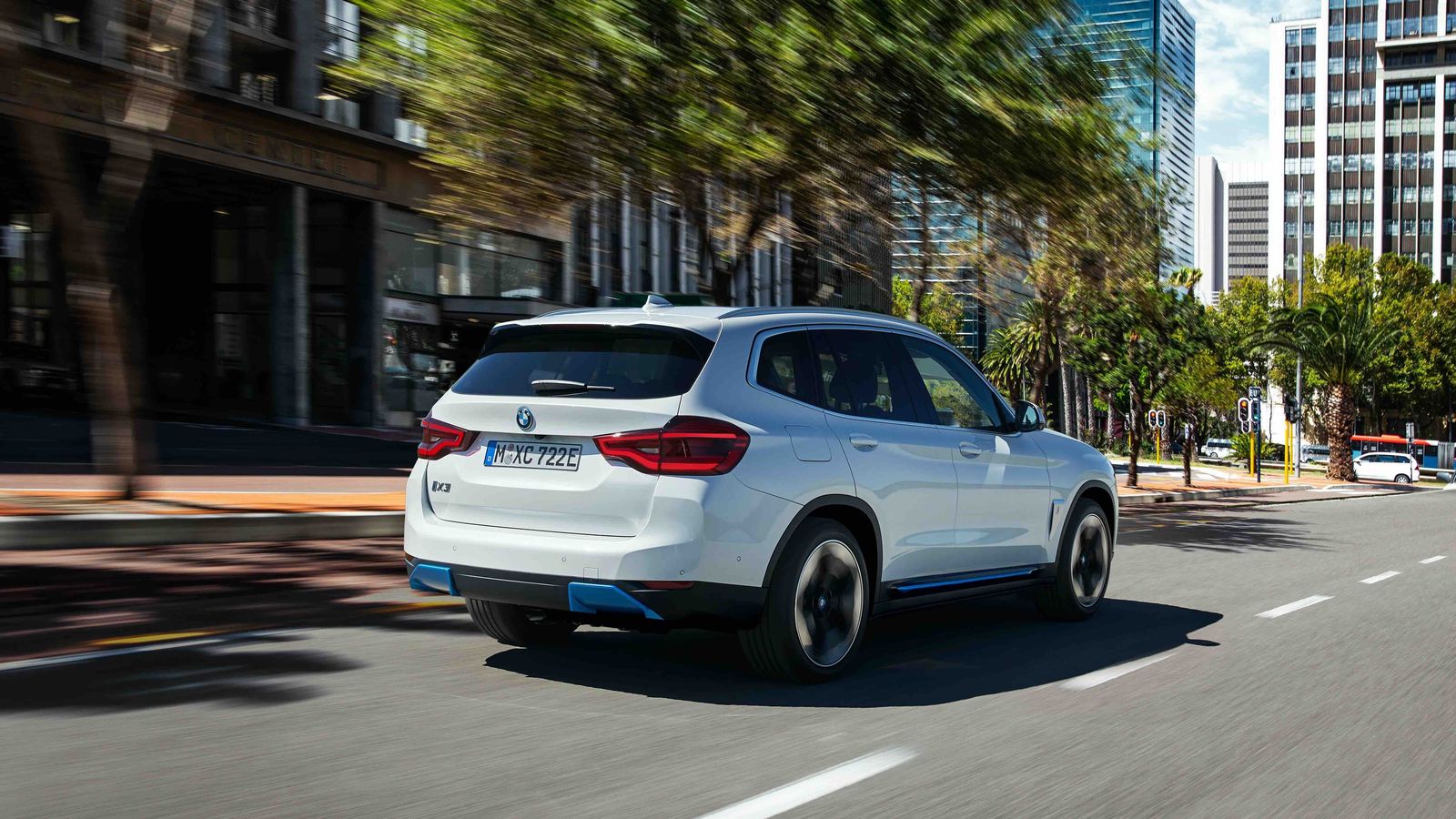 En los cargadores rápidos puede recibir energía con potencias de hasta 150 kW, pero lo más usual será utilizar los de alterna. Aquí admite hasta 11 kW.