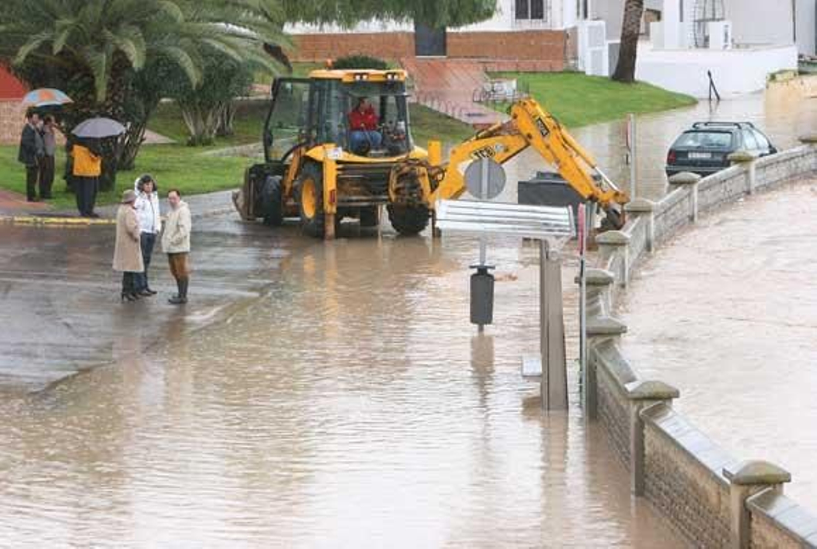 La intensa lluvia caída durante el fin de semana obligó a cortar el tráfico de acceso a Chiclana. En San Fernando, el agua alcanzó el metro de altura en la Venta de Vargas.

Foto: Sonia Ramos-Elias Pimentel