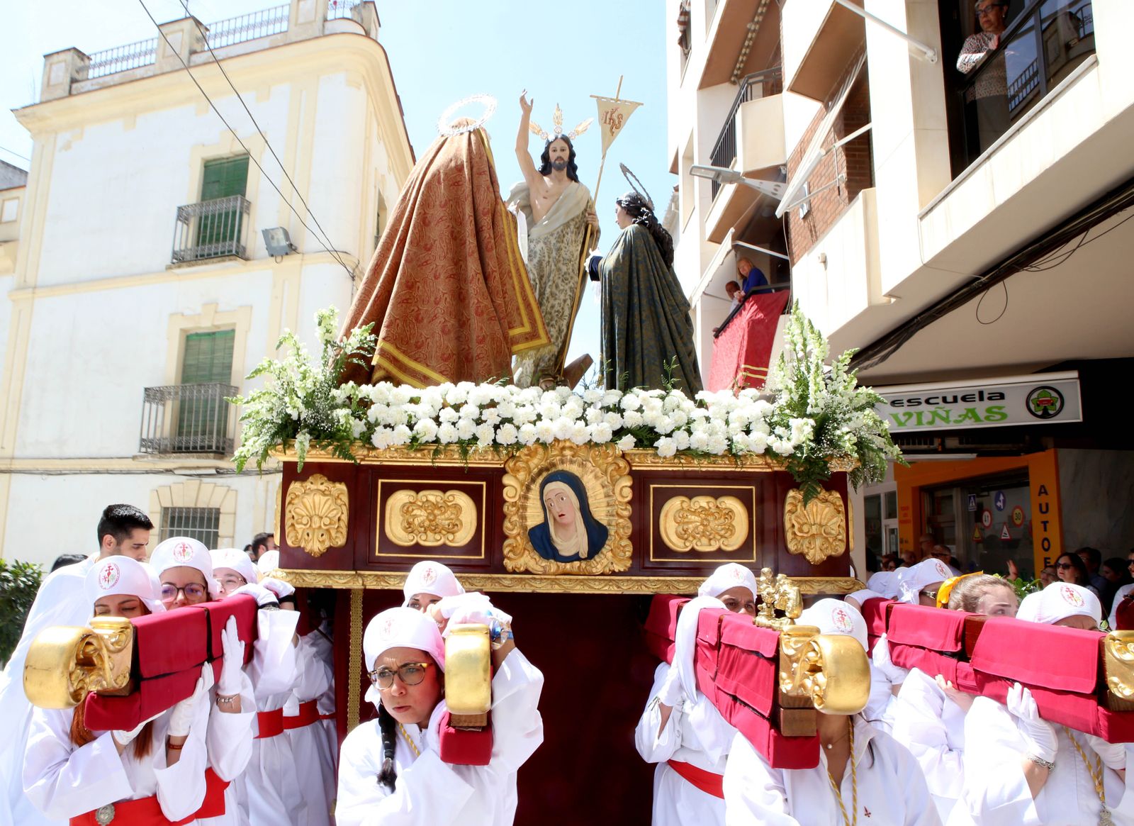 La procesión del Resucitado de Montilla y la Virgen de la Paz, en imágenes