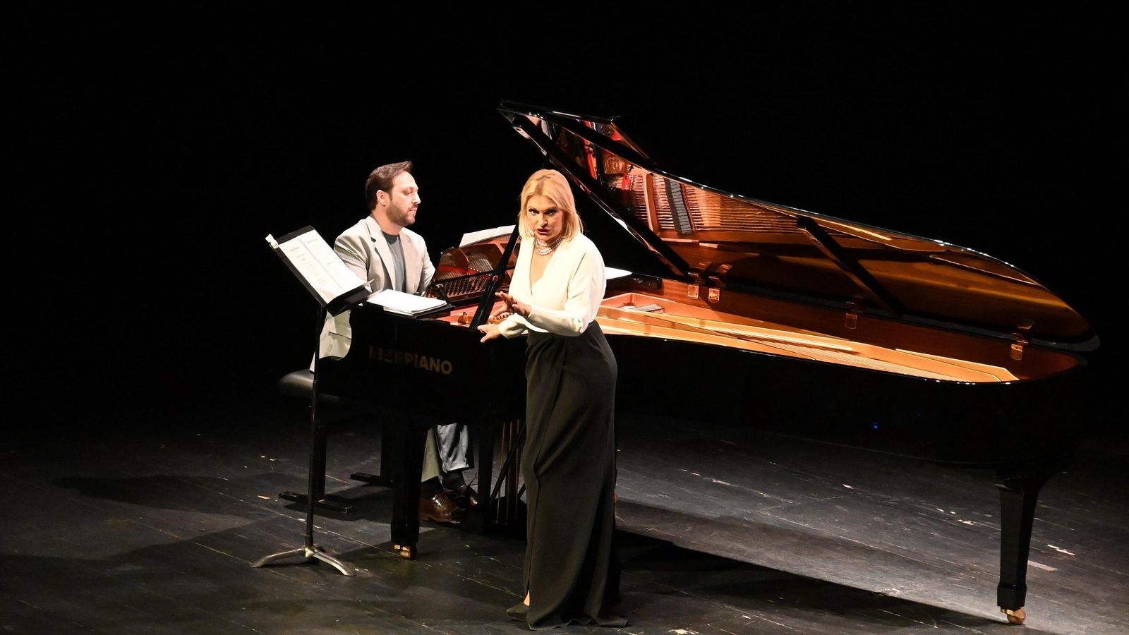 Dos talentos en el escenario: Javier Carmena y Ainhoa Arteta.