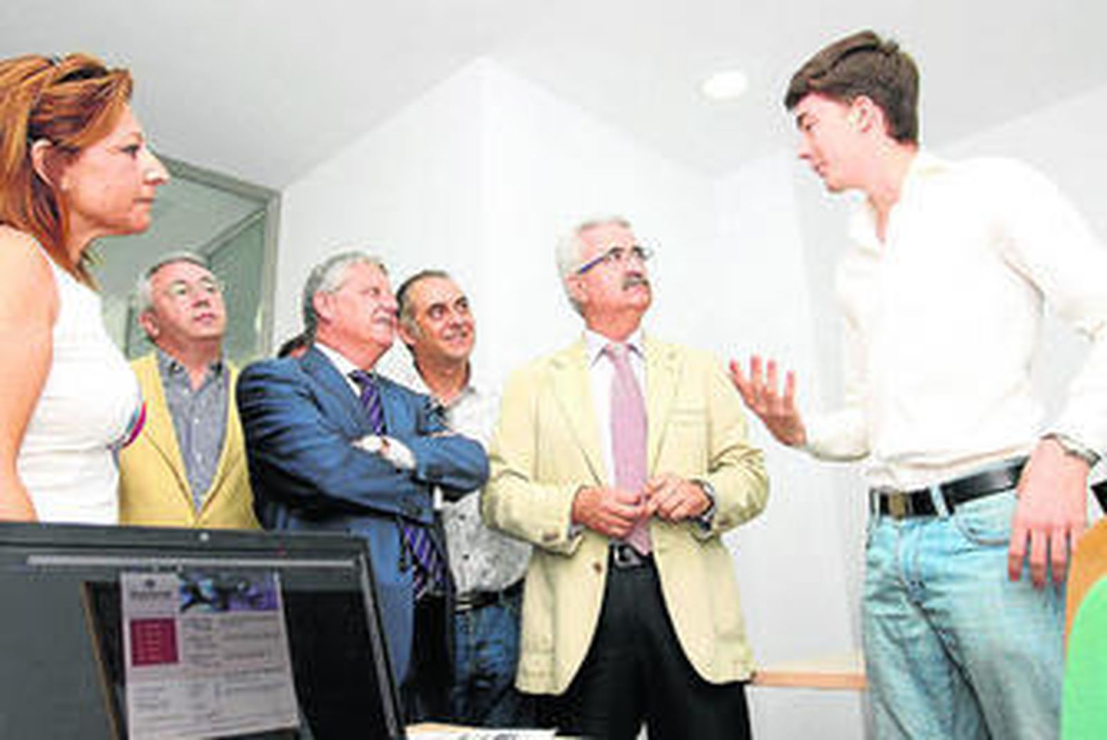 El delegado de la Junta en Cádiz y el alcalde con un joven emprendedor en las nuevas instalaciones.