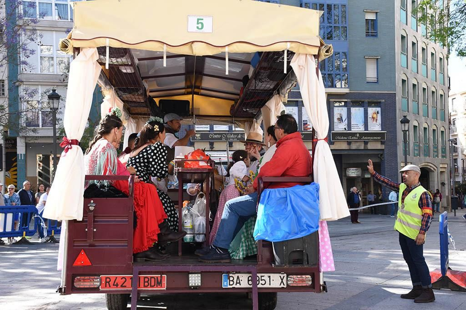 Las mejores imágenes de los peregrinos en la salida de Emigrantes