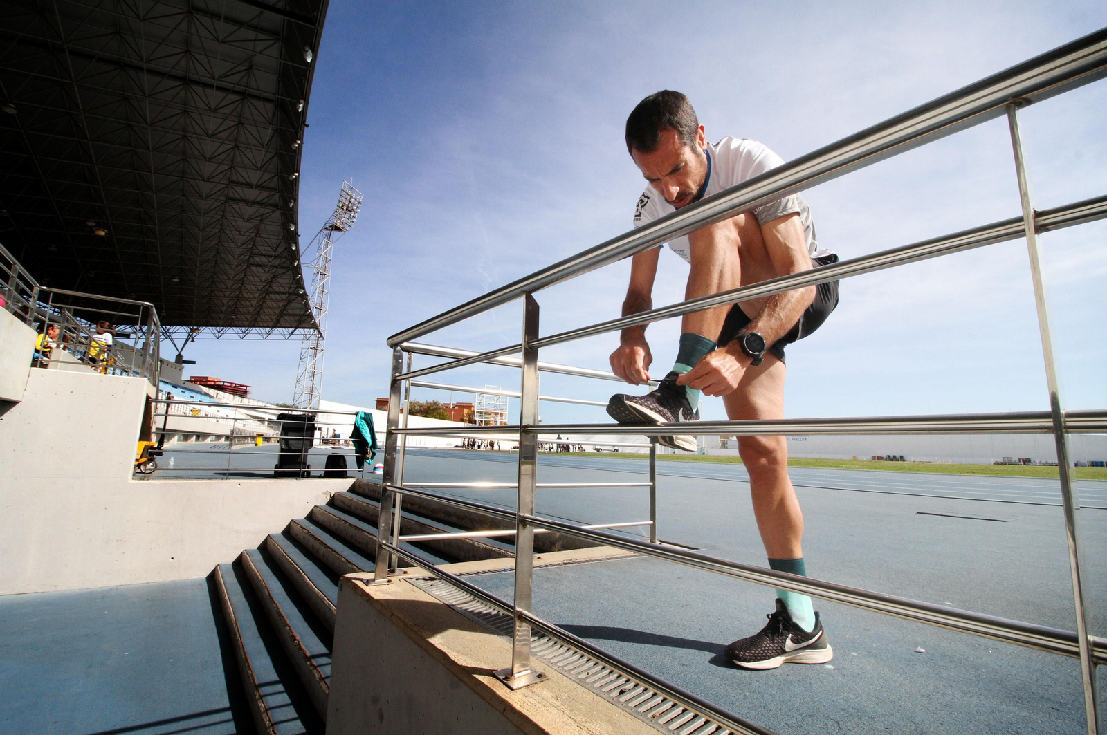 Emilio Martin se ata una zapatilla antes de un entrenamiento en el Estadio Iberoamericano que lleva su nombre.