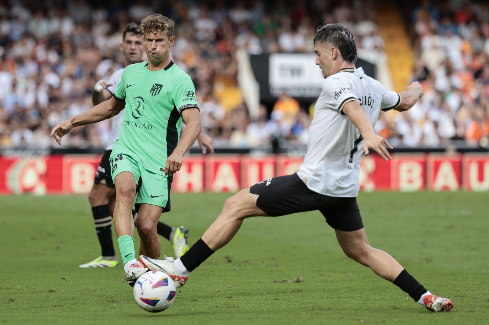 Canós defiende a Llorente en el Valencia-Atlético