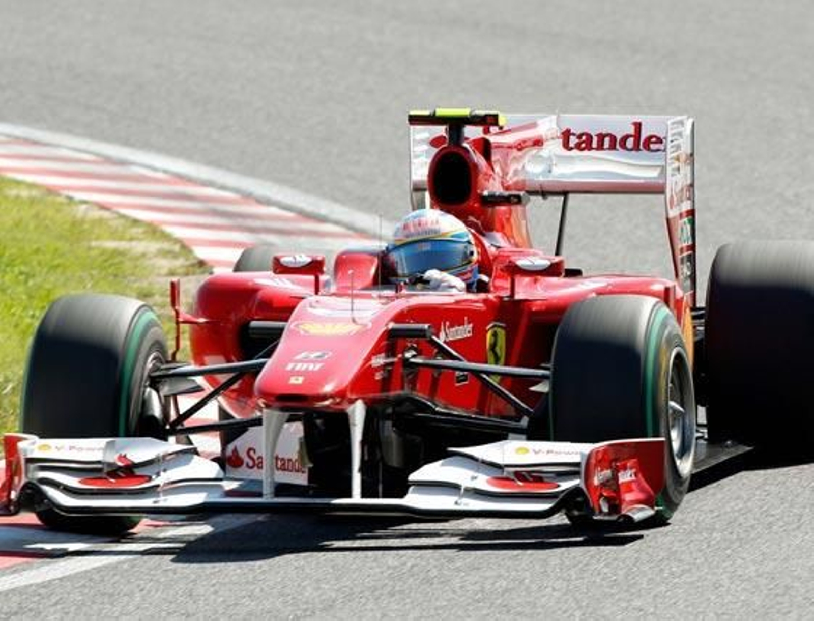 Fernando Alonso logra superar el peor circuito que le quedaba para Ferrari F10 con un tercer puesto detrás de los Red Bull del alemán Sebastian Vettel y del australiano Mark Webber

Foto: efe