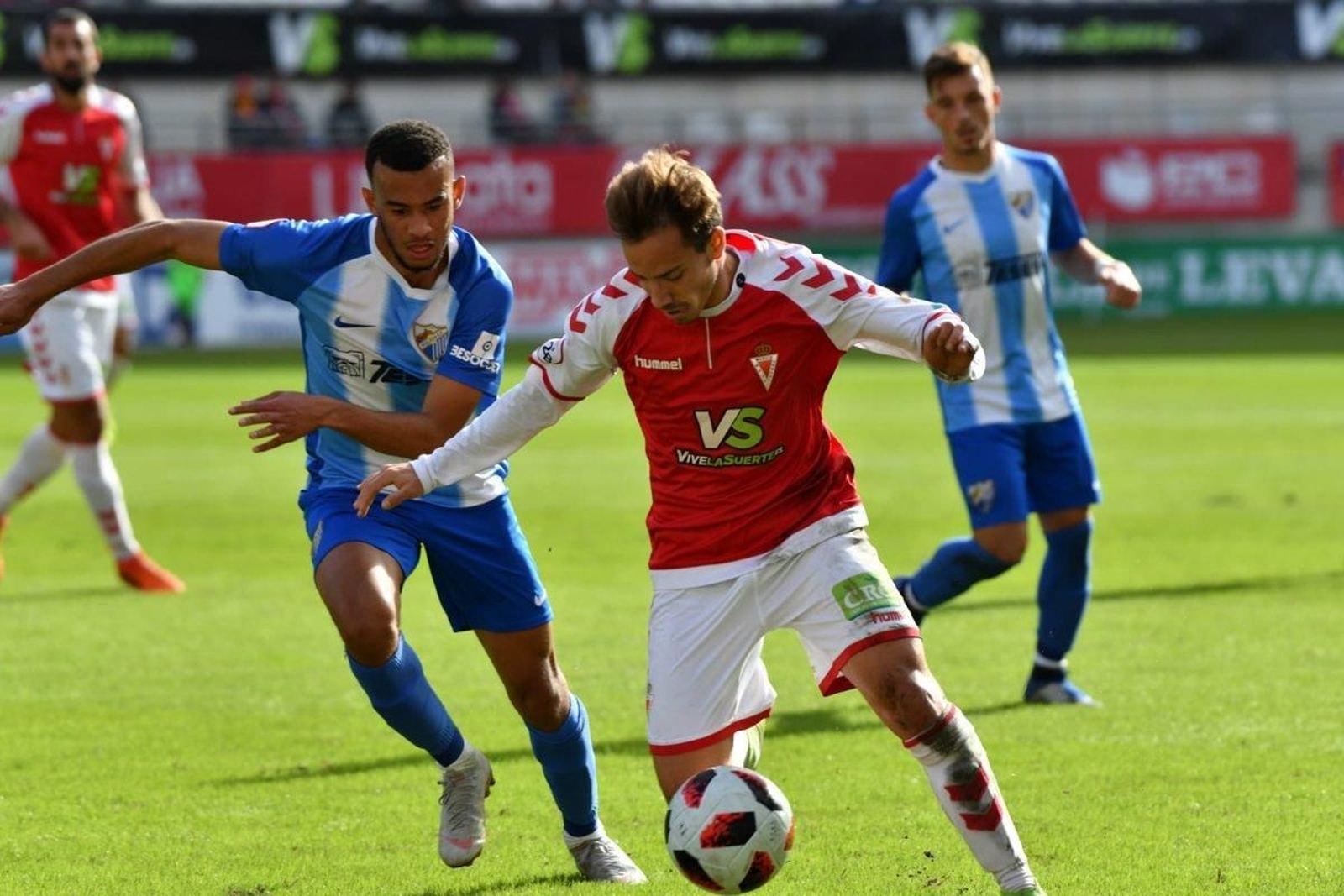 Una acción del Real Murcia-Atlético Malagueño con Hicham en liza.