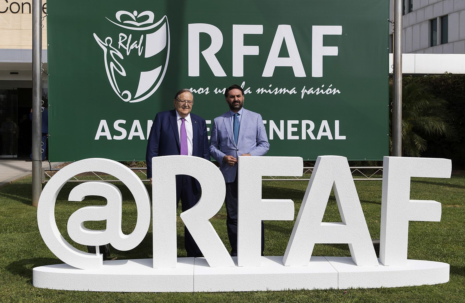 Herrera, en un acto reciente de la RFAF junto al consejero de Turismo.