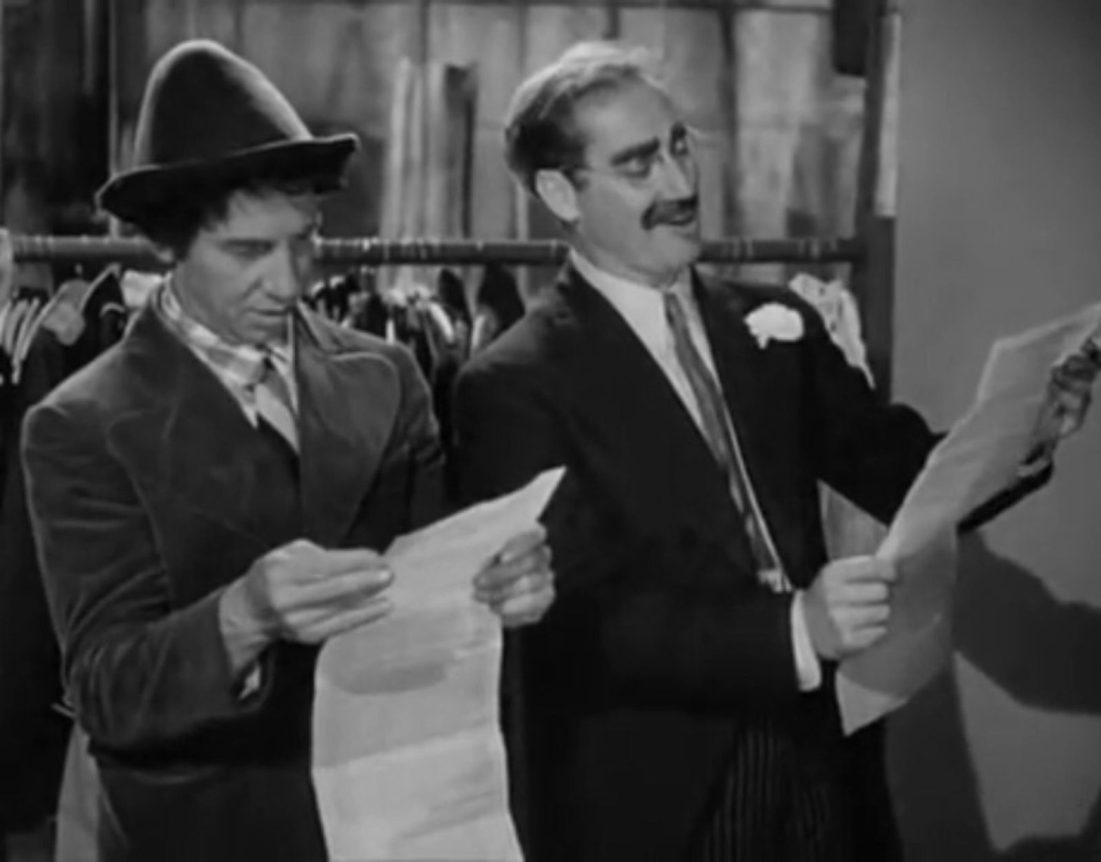 Momento de "la parte contratante..." en 'Una noche en la ópera' de los hermanos Marx.