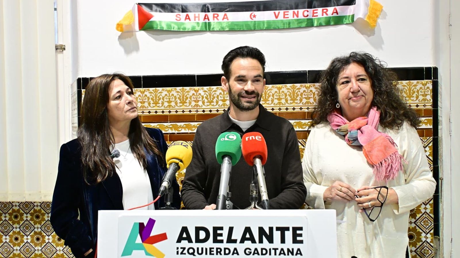 David de la Cruz, flanqueado por Helena Fernández y Marga Forné, en la sede de Adelante.