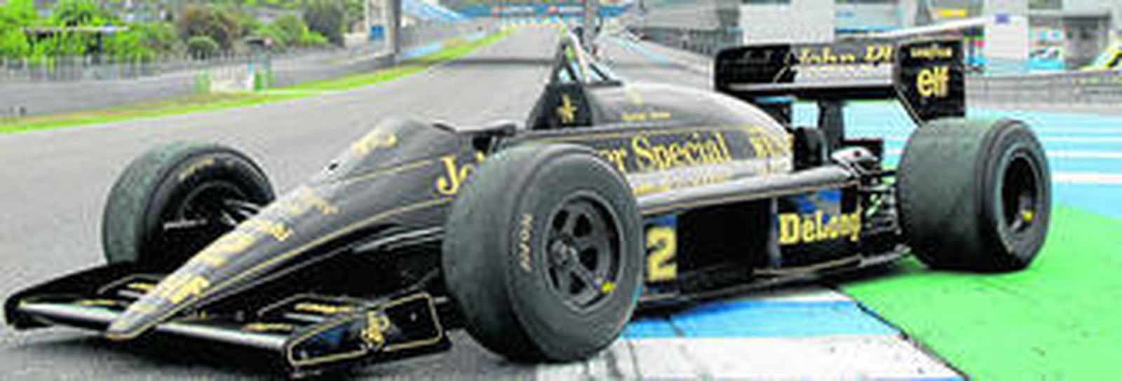 El Lotus de Ayrton Senna, en el Circuito -arriba-, y el brasileño imponiéndose a Mansell hace 27 años en Jerez.