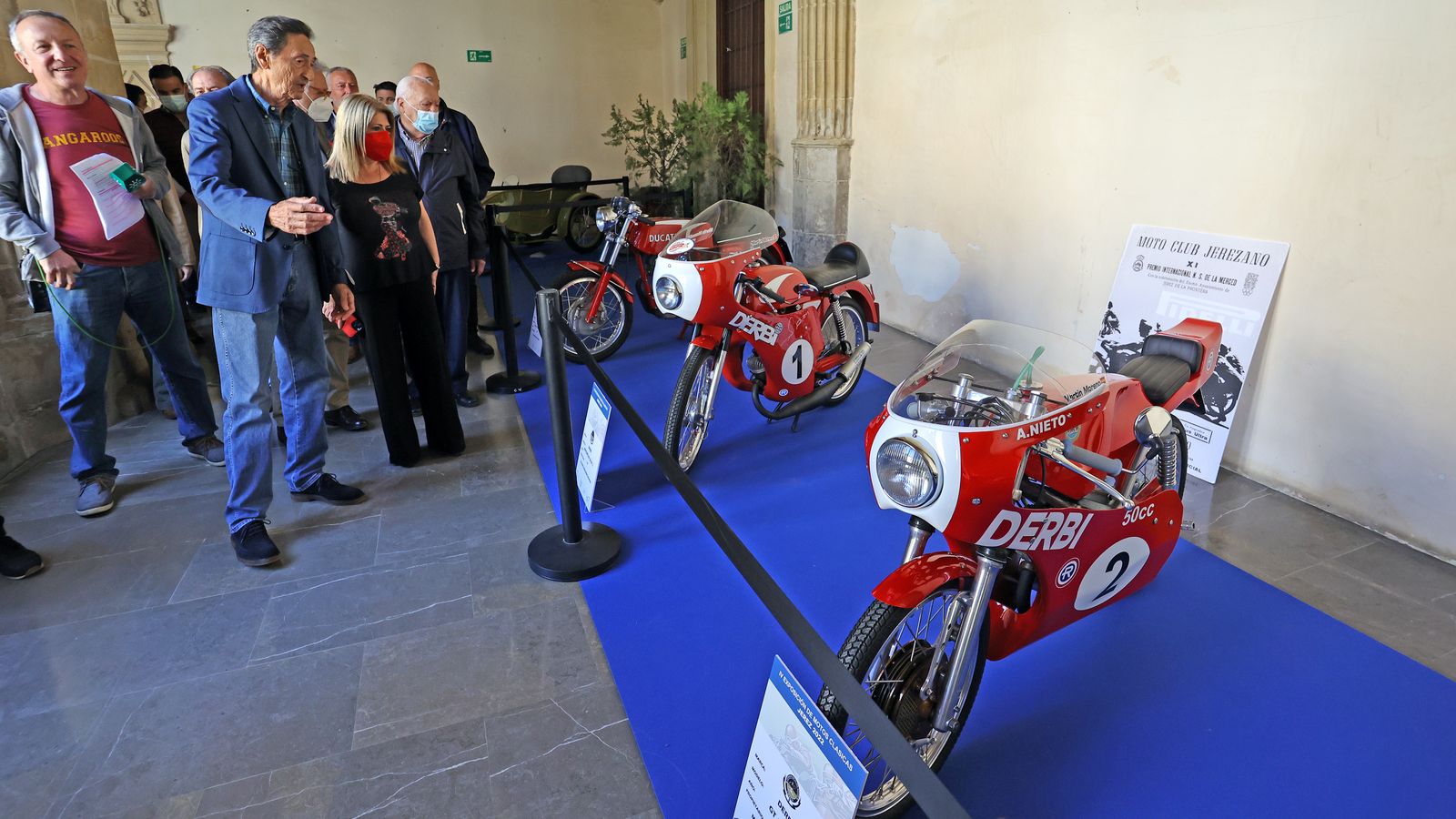 Exposición de motos clásicas en los Claustros