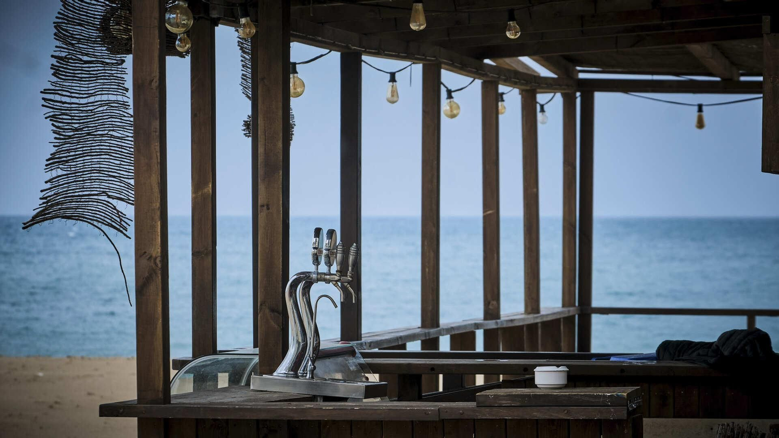 Un chiringuito vacío en Cádiz.