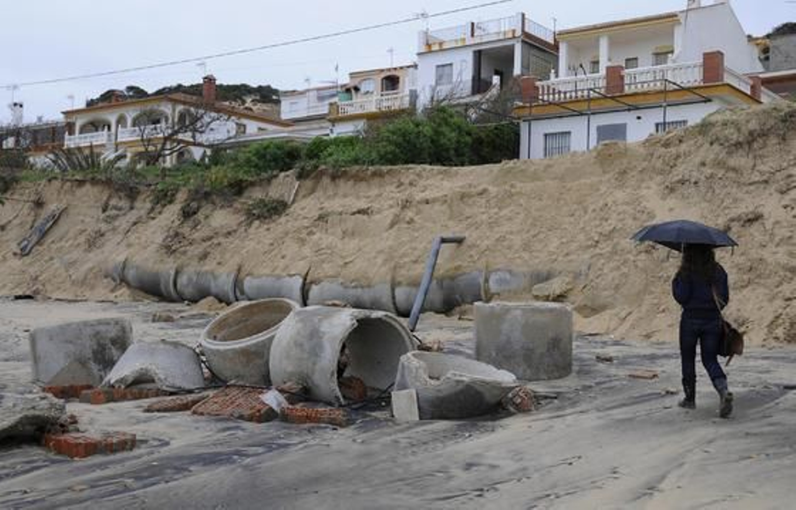 Los colectores se encuentran esparcidos a lo largo de la playa de Mazagón, a la vista de las casas de primera línea de playa.

Foto: Juan Carlos Vázquez