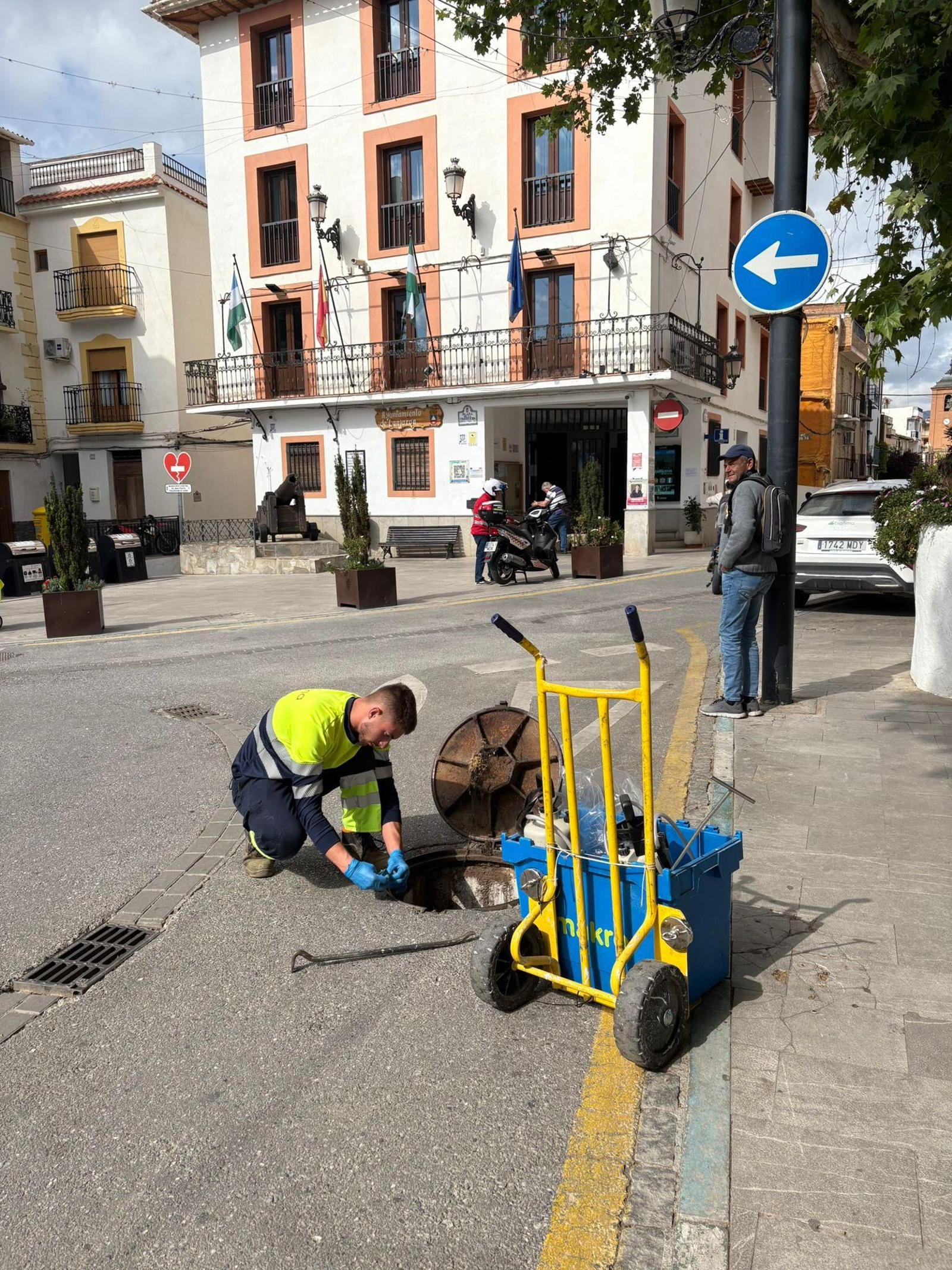 Un trabajador realizando la desratización y desinsectación del alcantarillado en Lanjarón Un trabajador realizando la desratización y desinsectación del alcantarillado en Lanjarón