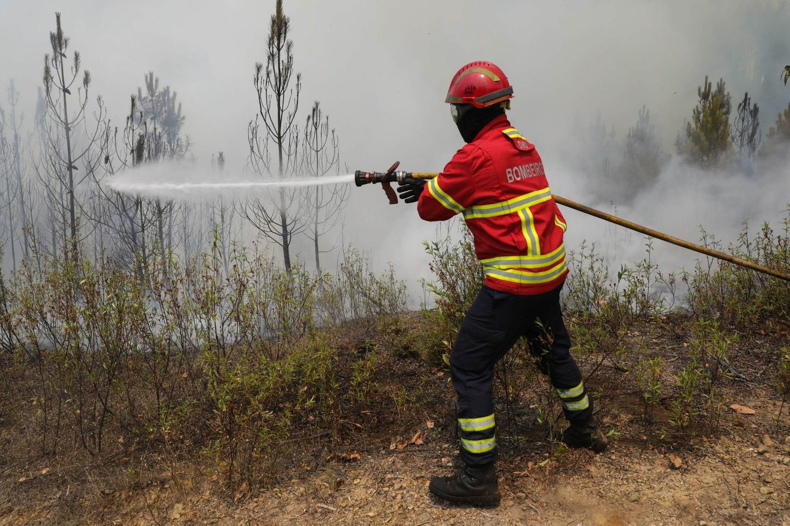La extinción del incendio del centro de Portugal, en imágenes