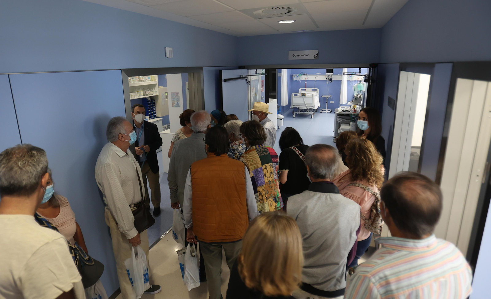 Los visitantes durante el recorrido por las instalaciones del Hospital San Juan de Dios de Sevilla.