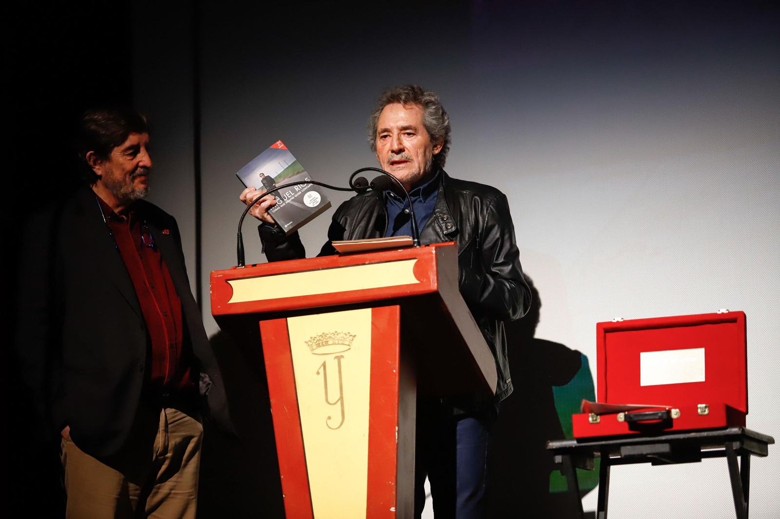 Miguel Ríos entrega un legado al Instituto Cervantes y ofrece un concierto en el Teatro Isabel la Católica