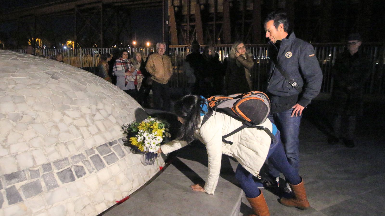 Homenajearon a su hijo dejando flores en la 'Ballena de Gabriel y la Buena Gente'.