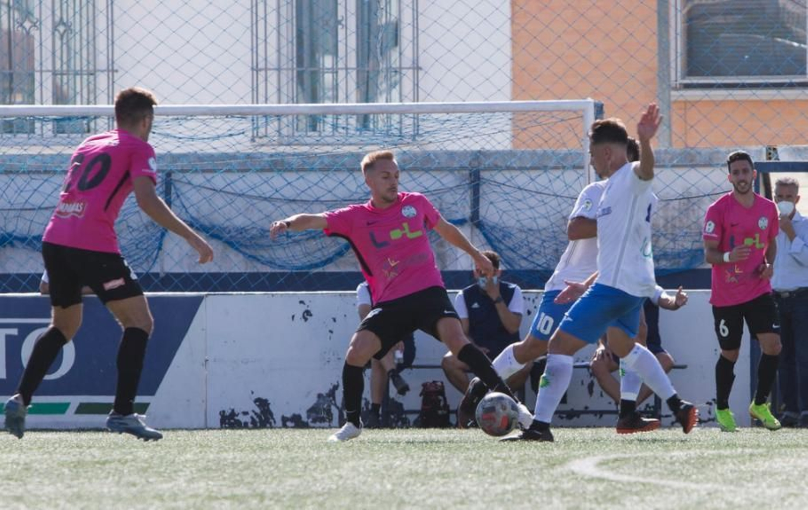 Víctor Morillo, ex sevillista, durante el último partido oficial del Ciudad de Lucena ante el Castilleja.