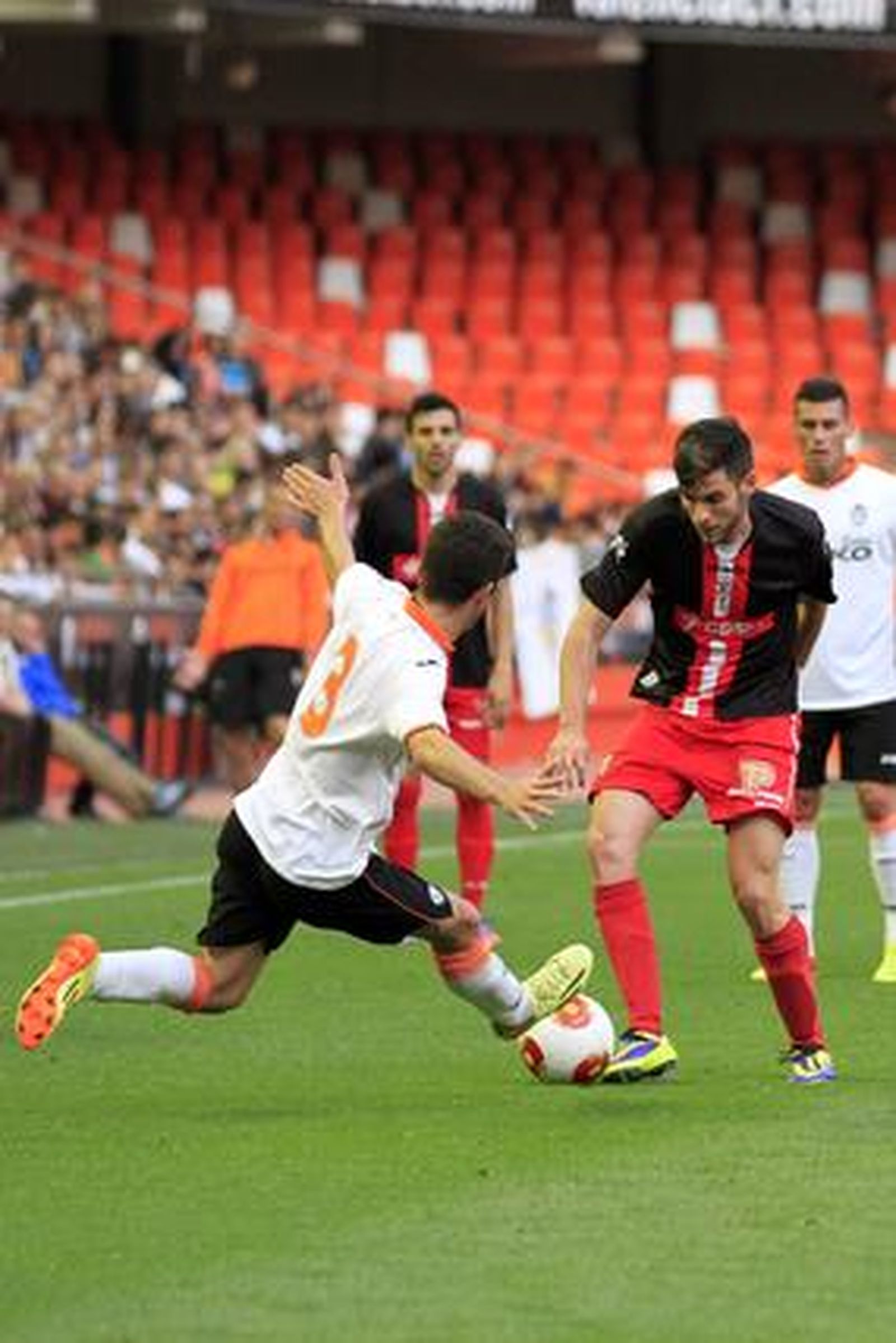 Los albirrojos consuman la pérdida de la categoría un año después de subir al caer en Valencia por 1-0

Foto: LOF