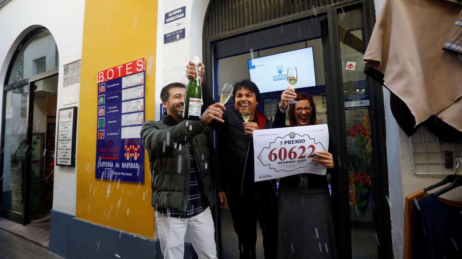 Camen Montilla celebra la venta del quinto premio del sorteo Camen Montilla celebra la venta del quinto premio del sorteo