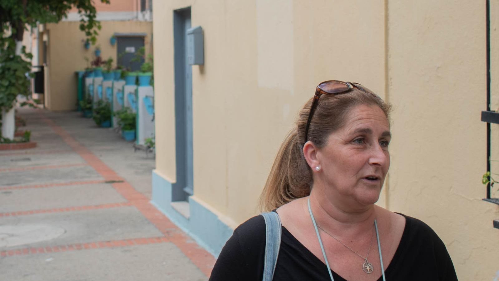 Pilar Ponce, directiva de la AVV Virgen de la Luz, en la calle Cantiña.