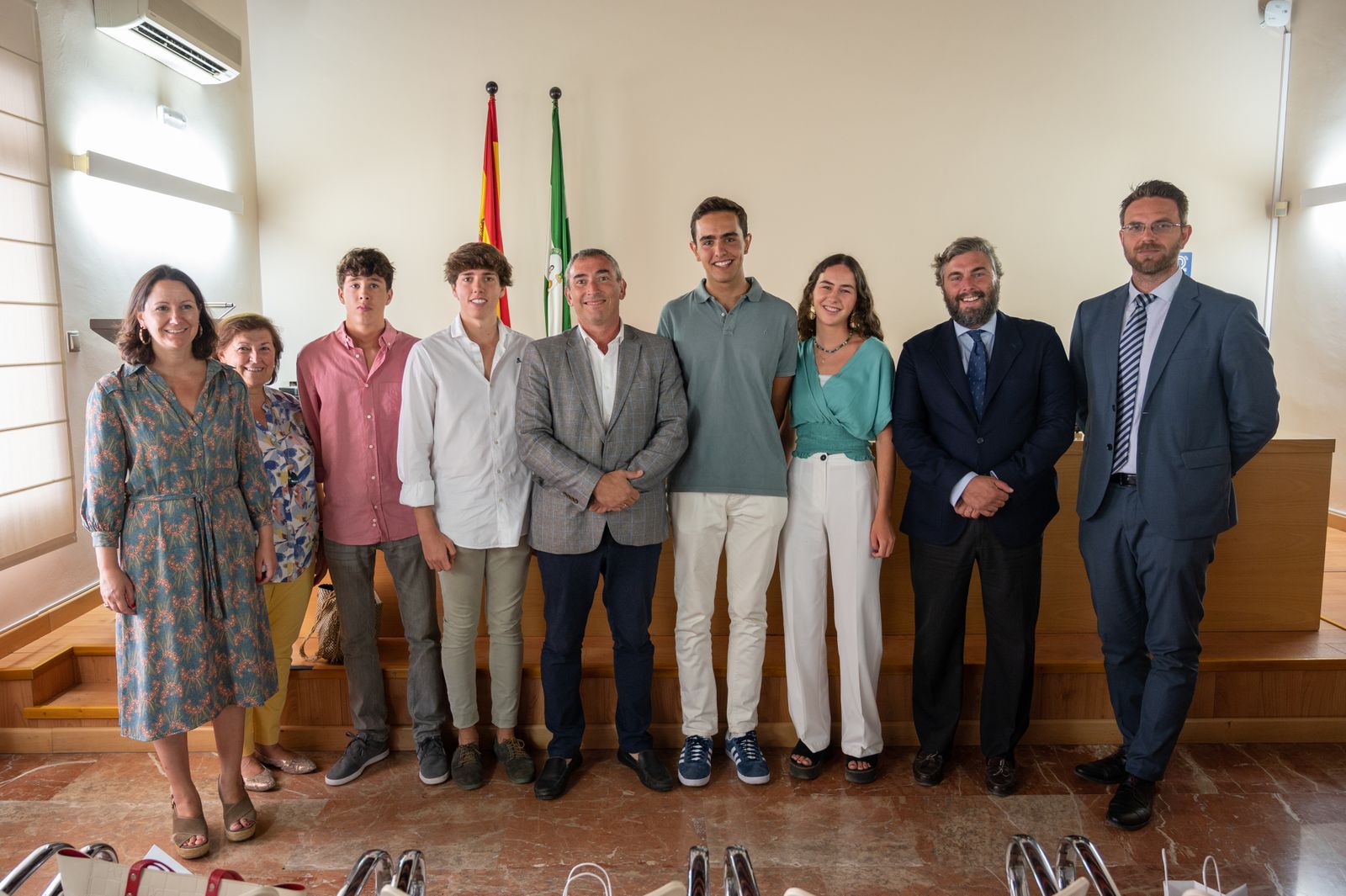 Los estudiantes de Grazalema-Guadalete premiados, junto a las autoridades educativas.