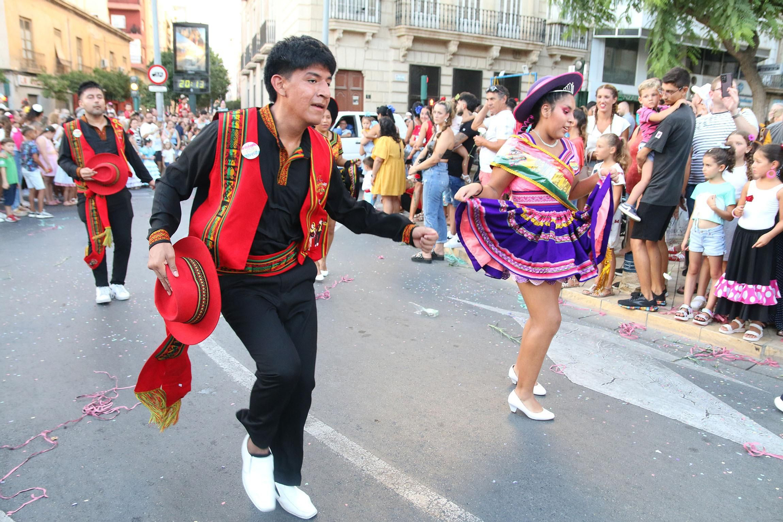 Las imágenes de la batalla de flores en la Feria de Almería 2023