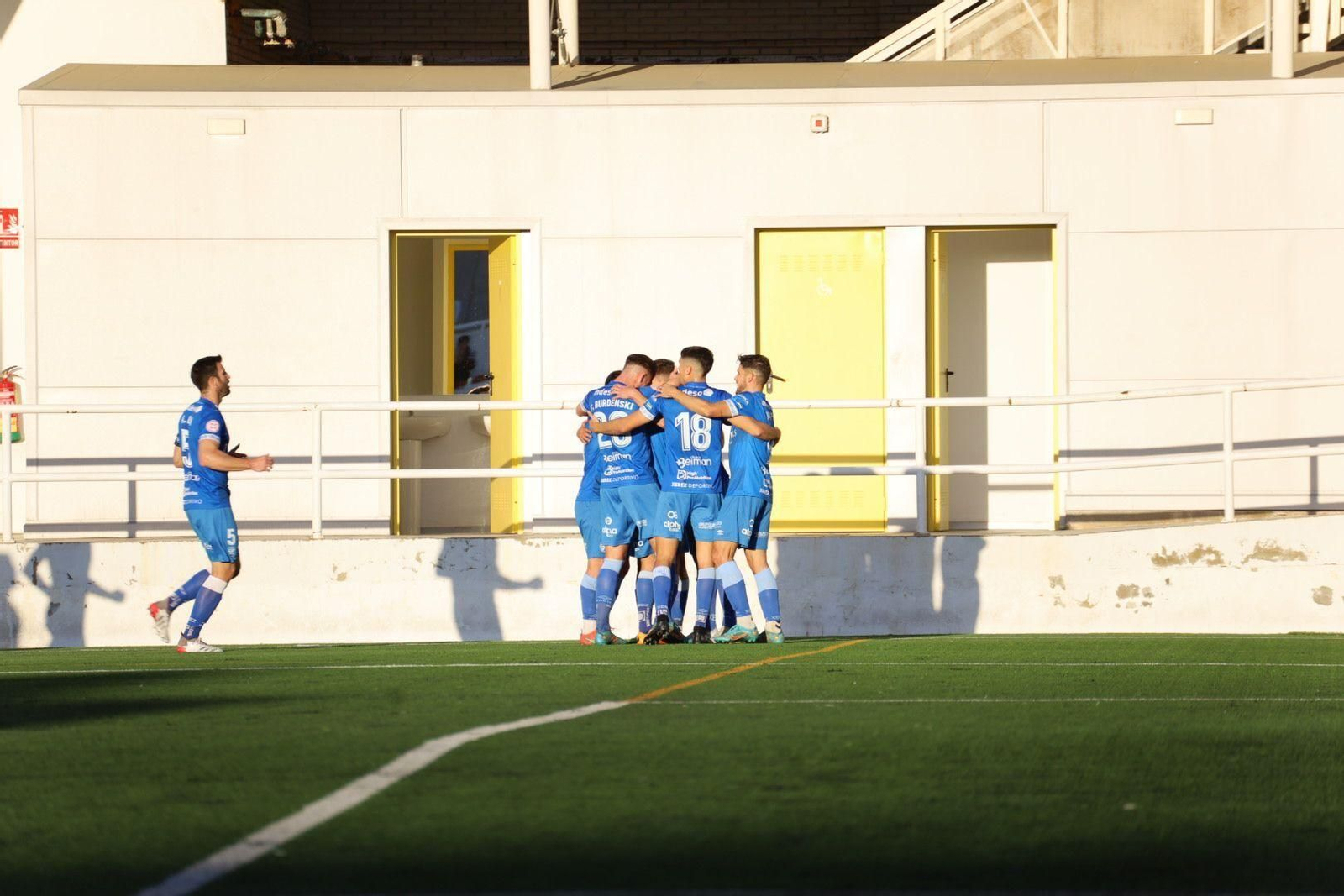 Los azulinos celebran el gol de Simeone en el San Juan Bosco.