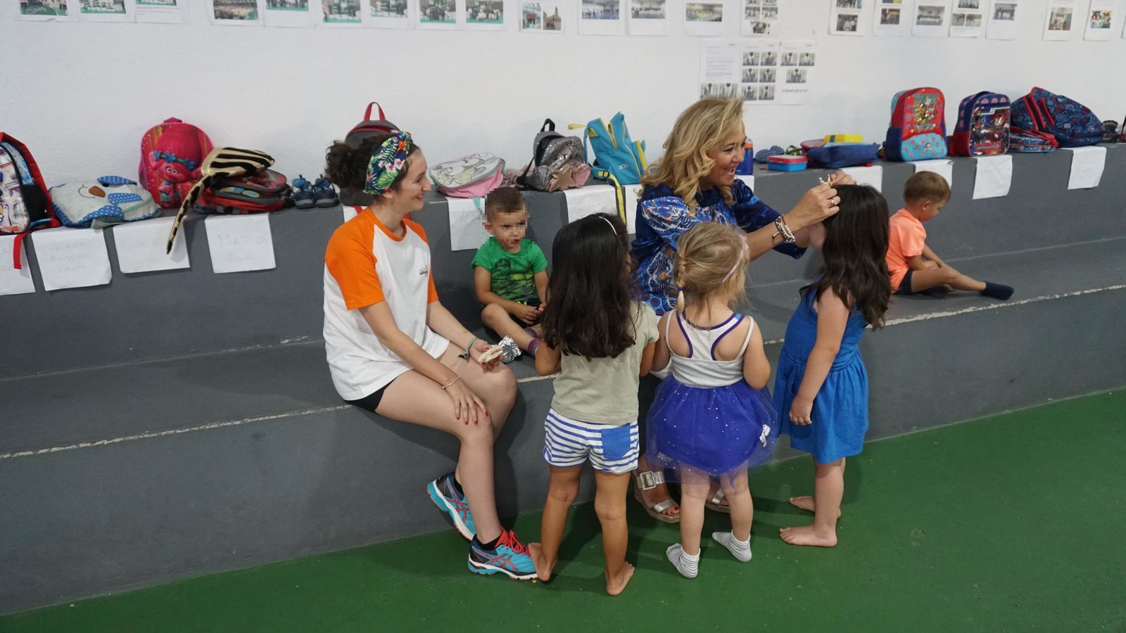 La alcaldesa de Castilleja de la Cuesta durante su visita a uno de los campamentos de verano.