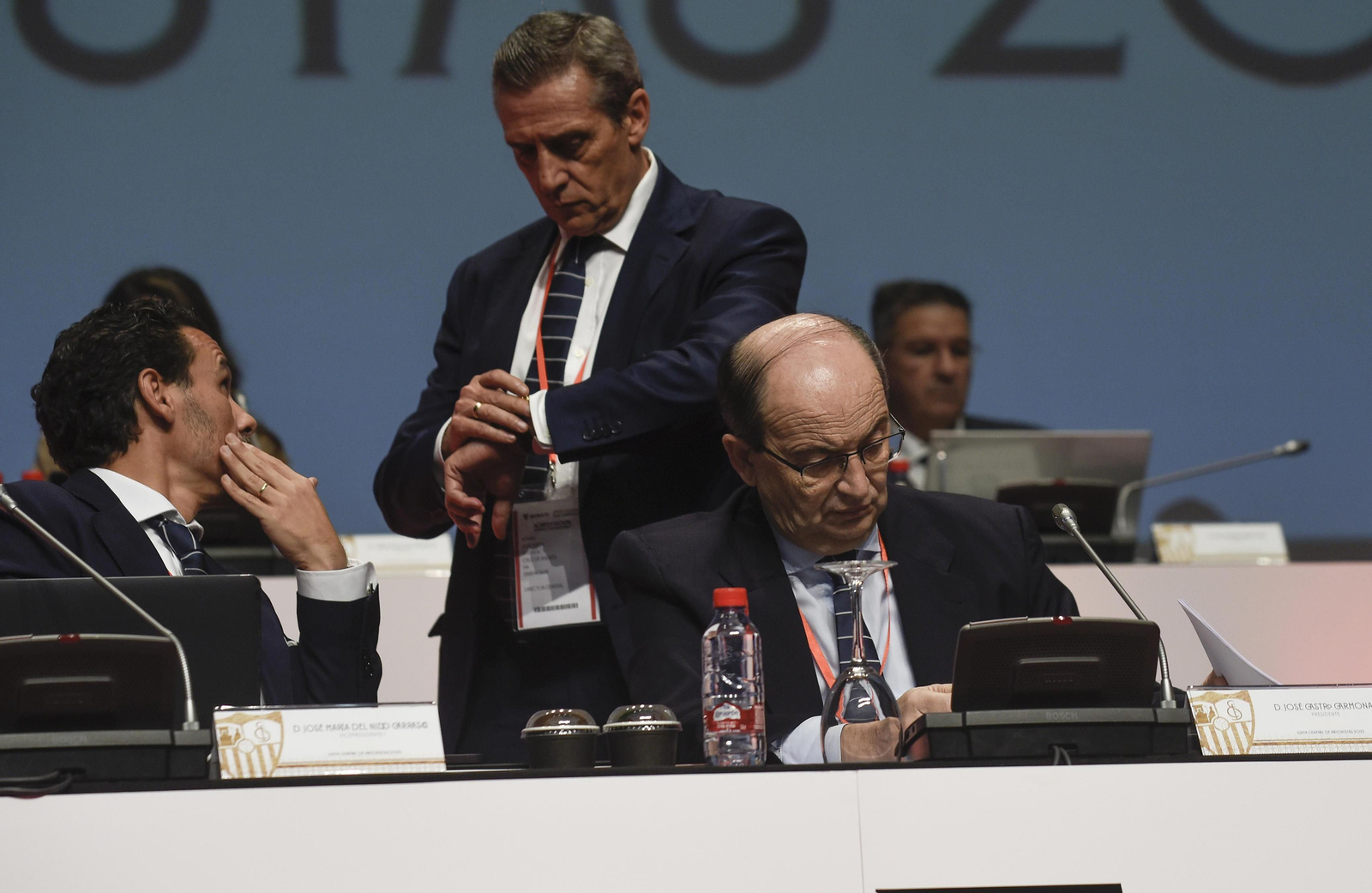 José María Cruz mira su reloj mientras atiende a José María del Nido Carrasco ante Castro.