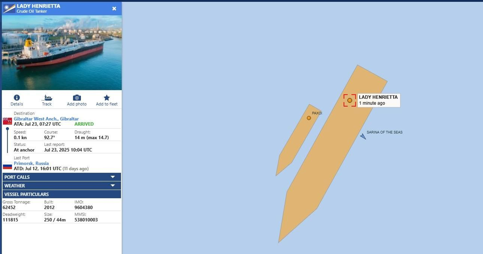 El petrolero procedente de Rusia, junto al barco con bandera gibraltaeña. El petrolero procedente de Rusia, junto al barco con bandera gibraltaeña.