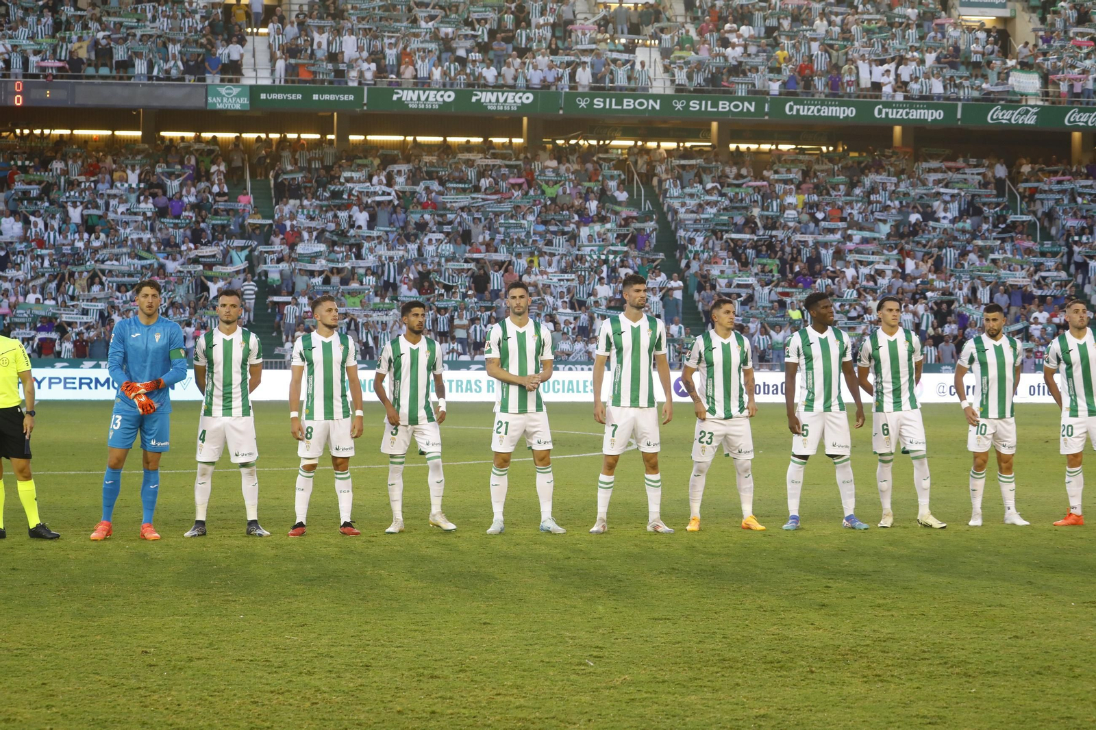 Los jugadores del Córdoba, antes del inicio del partido ante el Deportivo. Los jugadores del Córdoba, antes del inicio del partido ante el Deportivo.