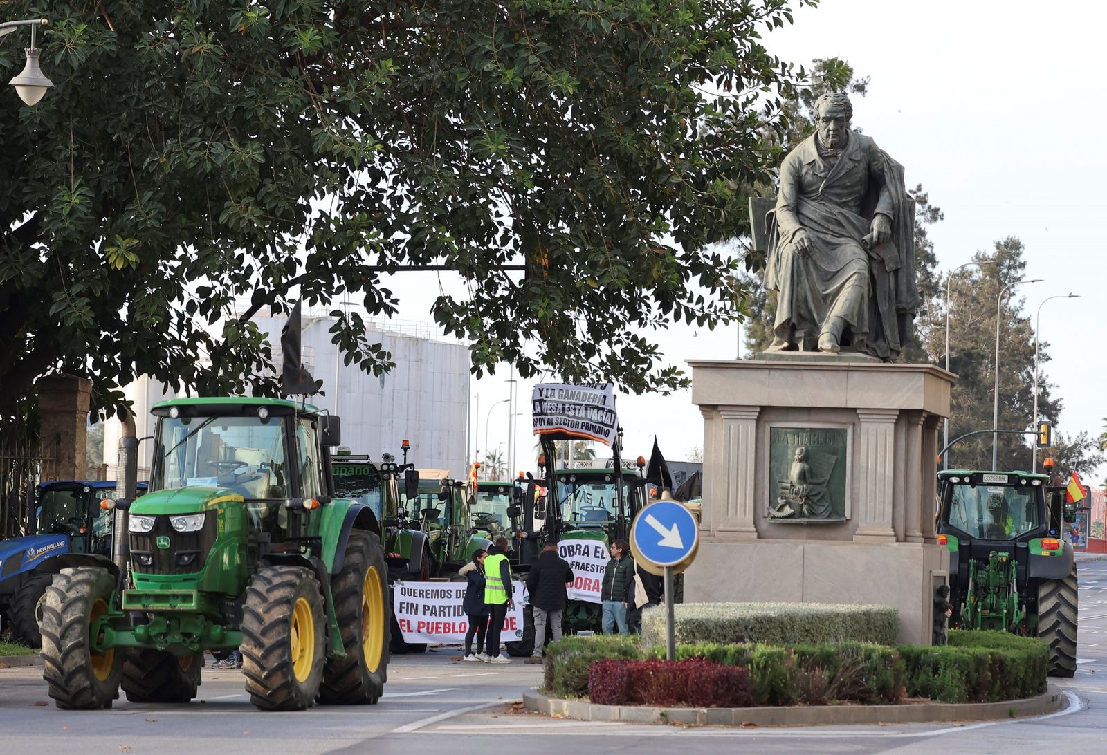 Las protestas de los agricultores en el centro de Málaga este martes.