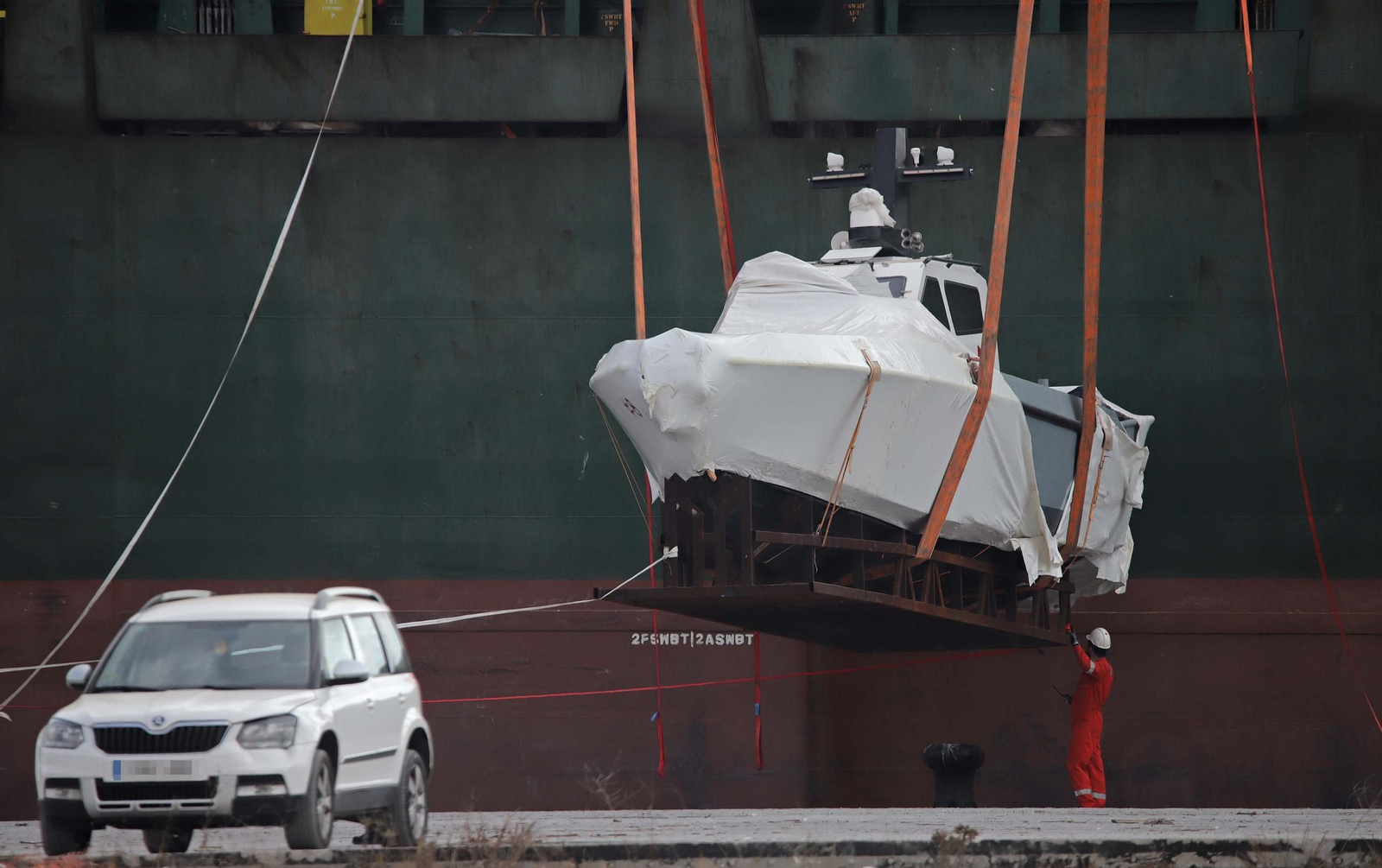 Fotos del dispositivo de descarga de las embarcaciones del buque Lila Mumbai en el Puerto de Algeciras