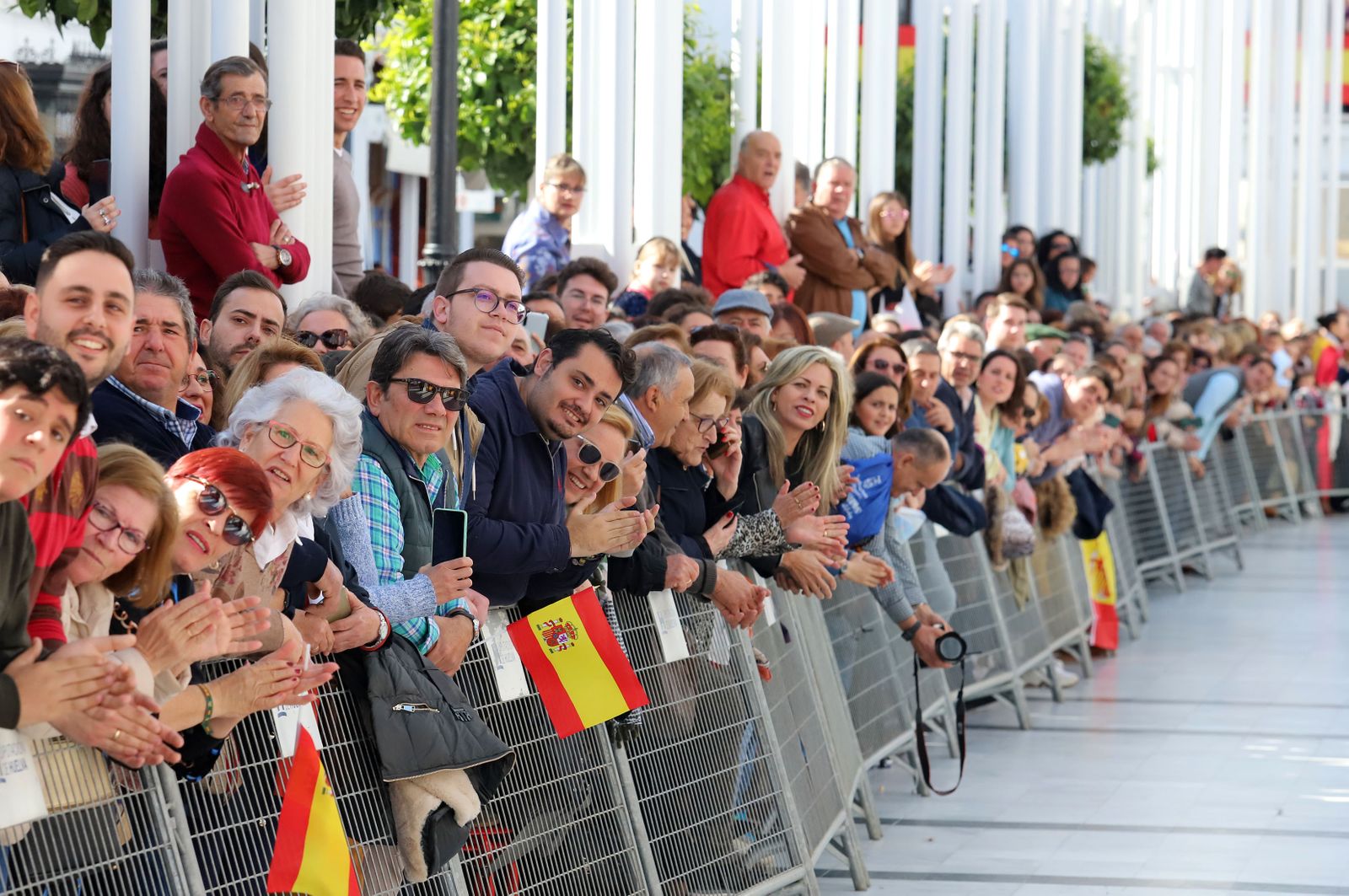 Imágenes de Don Felipe y Doña Letizia arropados por el cariño de los almonteños