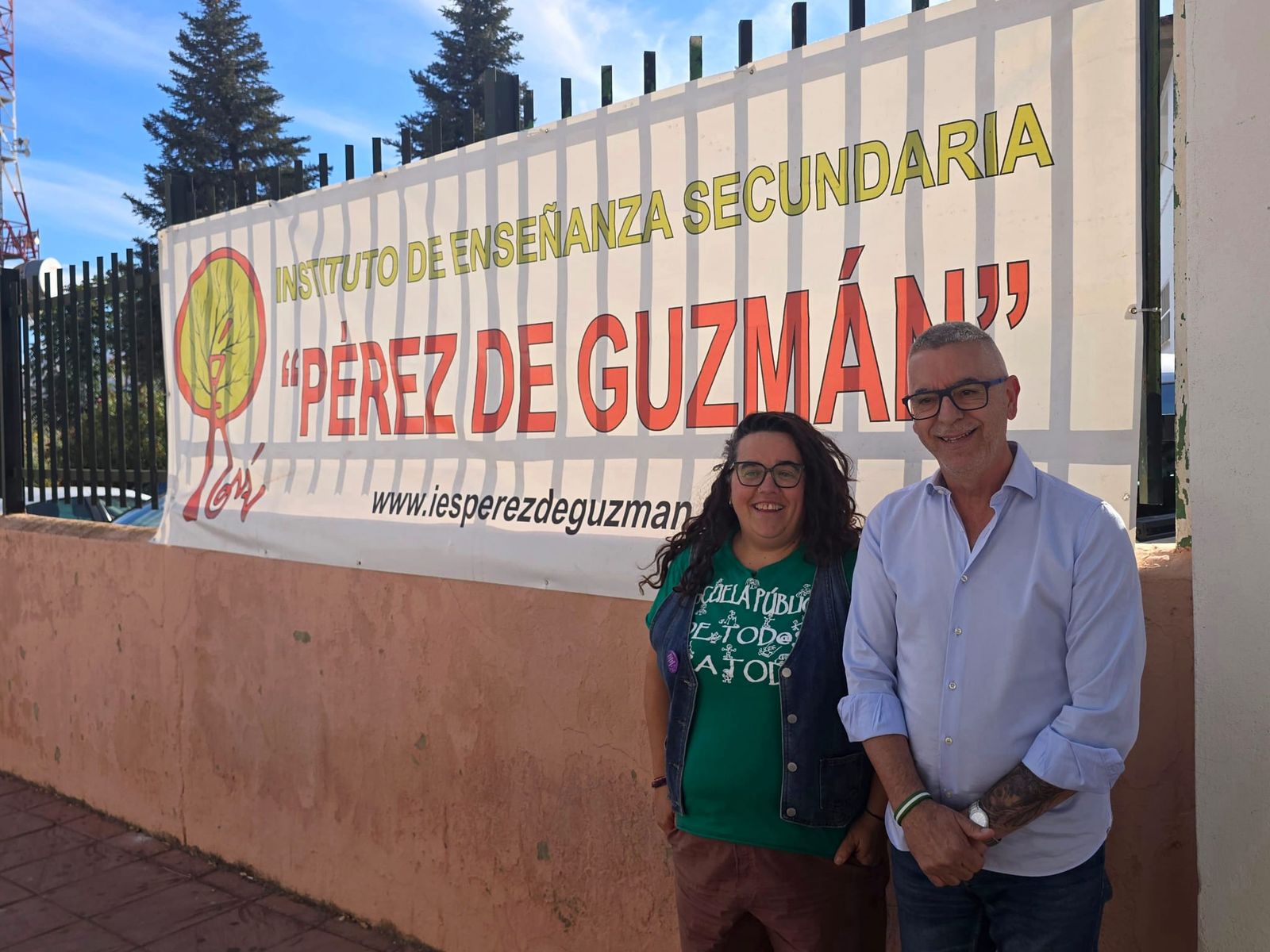 La portavoz de Con Ronda a las puertas del instituto Pérez de Guzmán de Ronda