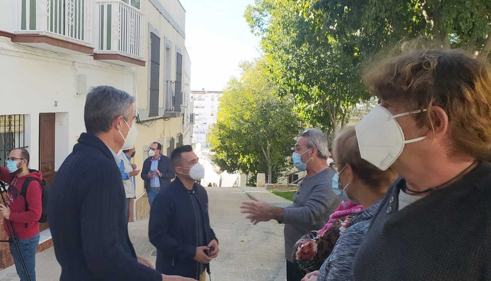 El alcalde escucha los problemas que afectan a los vecinos de la parte alta de esta vía.
