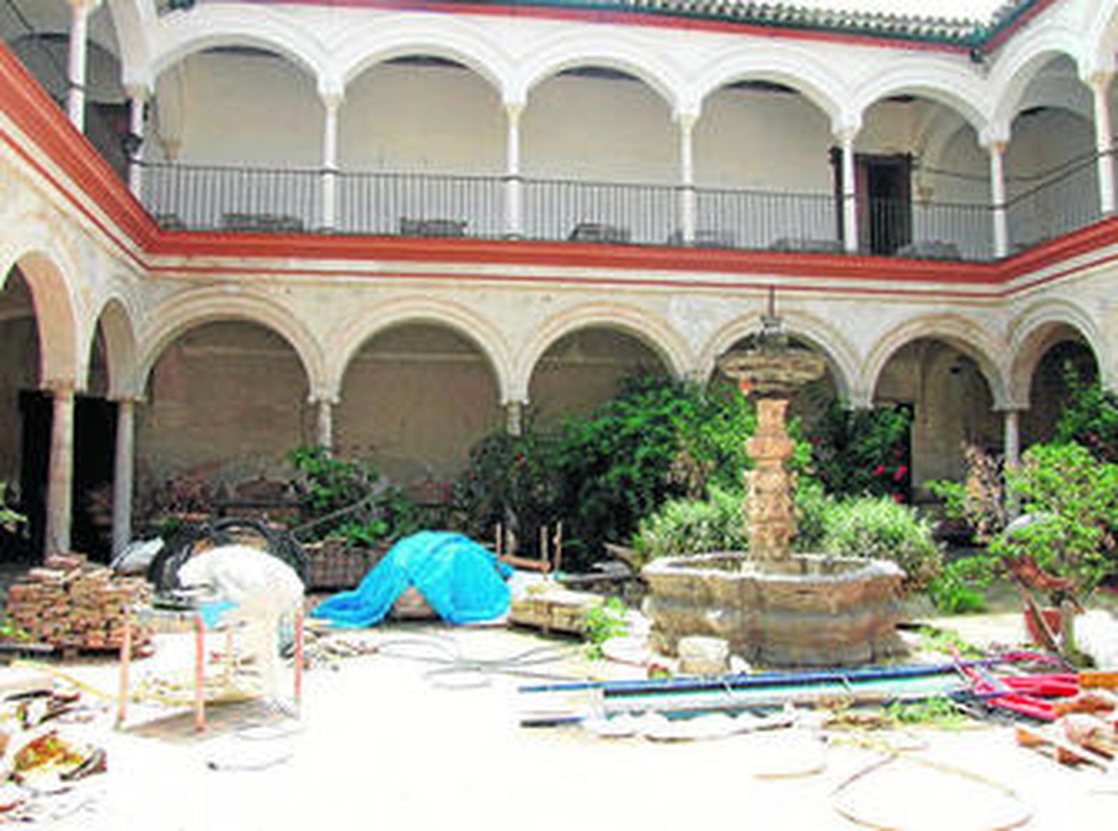 Material de obra abandonado en el interior del Palacio de Peñaflor.