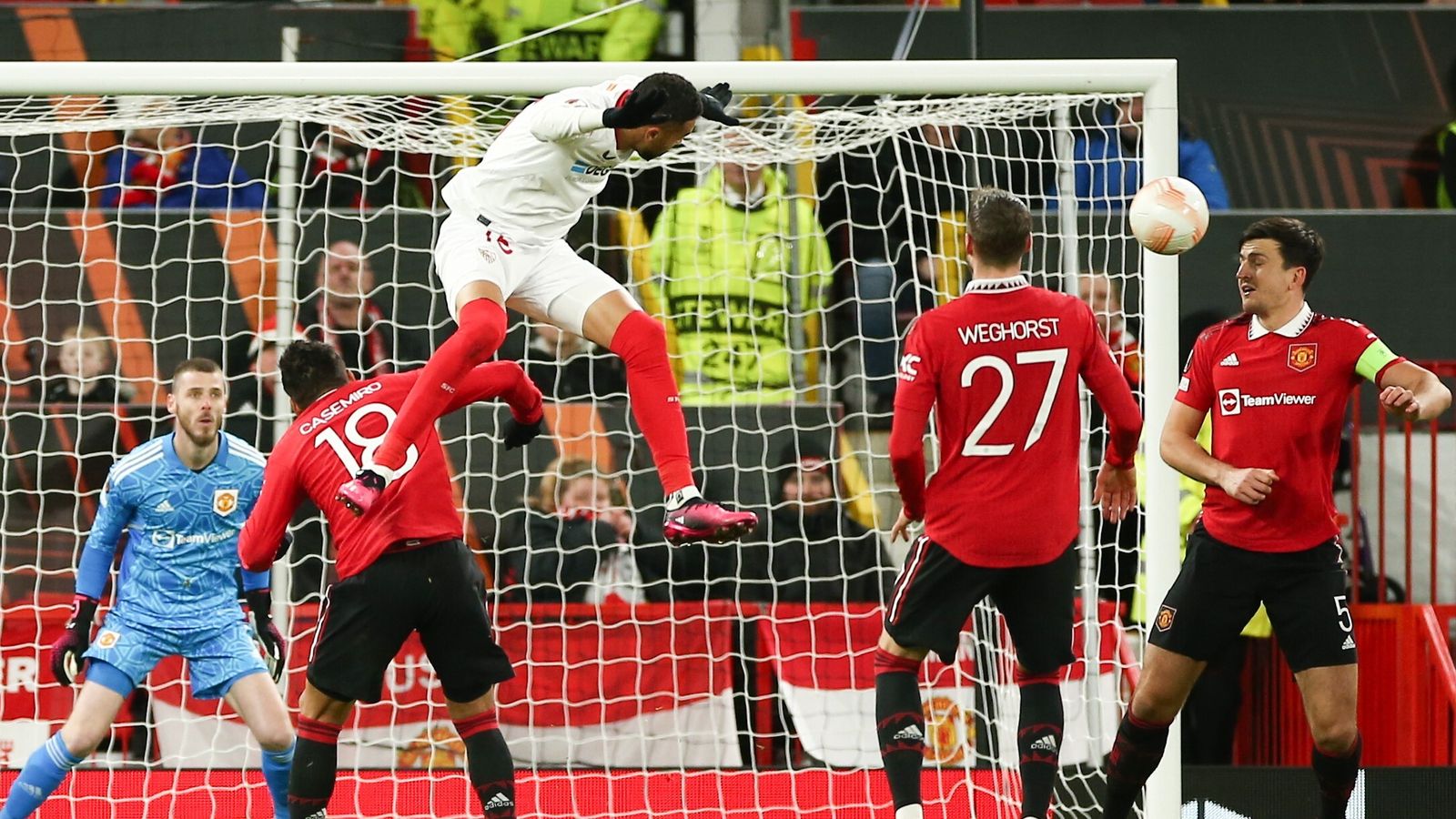 El balón rebota en la cabeza de Maguire tras el cabezazo de En-Nesyri.